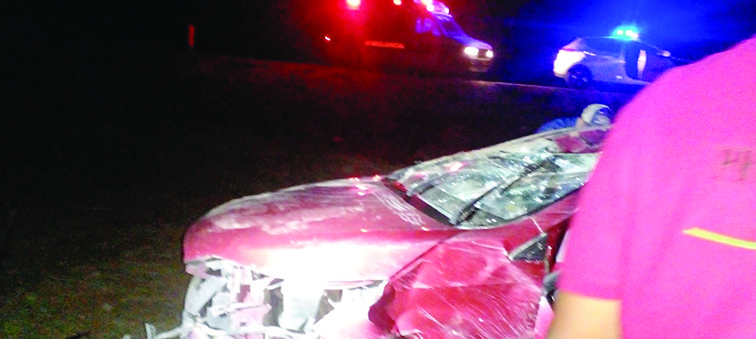 Estalla neumático y vuelca coche con 5