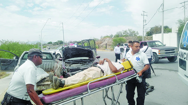 Hombre sale lesionado al protagonizar fuerte choque