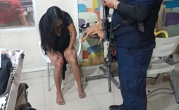 Cae conductor que arrojó a mujer de su camioneta