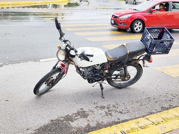Se impacta moto contra camioneta