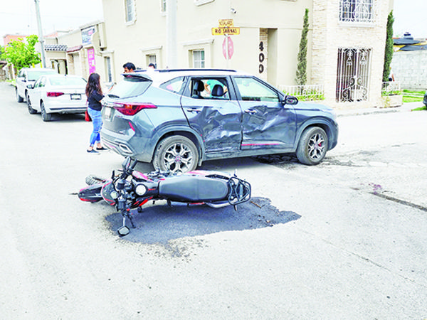 Embiste camioneta a joven motociclista
