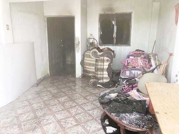 Quema casa de sus padres; lo detienen
