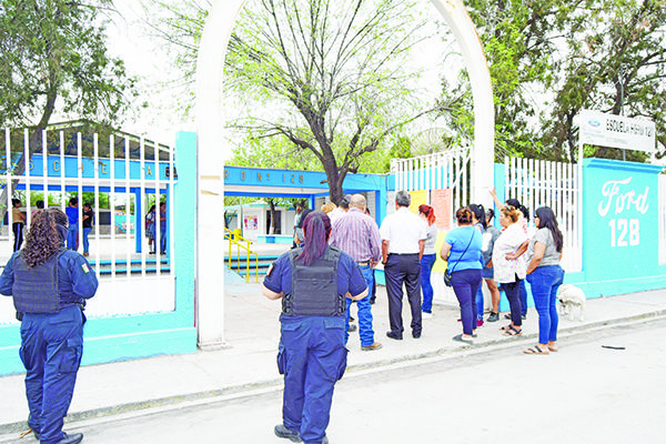 Toman padres primaria; exigen se vaya directora