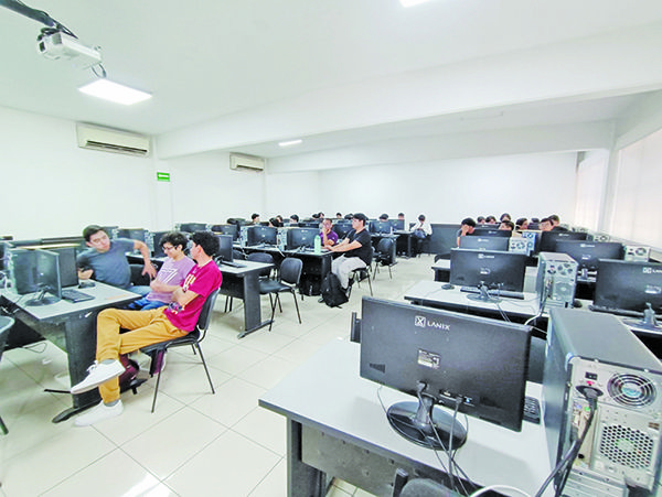 Compiten 51 estudiantes en Concurso de Programación