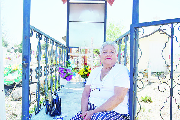Brinda por su madre desde el cementerio