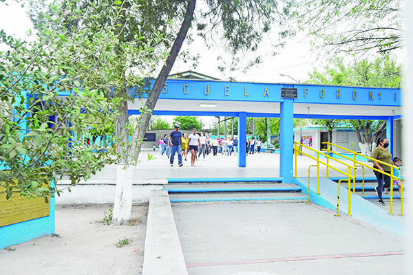 Exigen padres despidan a Directora por déspota