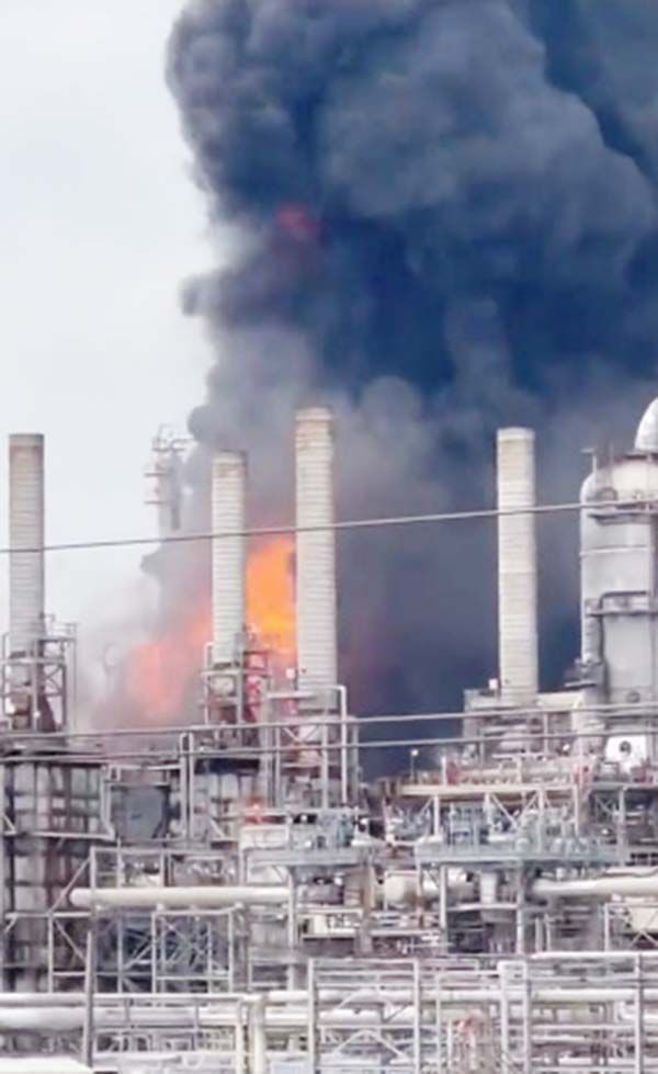 Confirman 2 heridos Incendio en refinería Deer Park en Texas