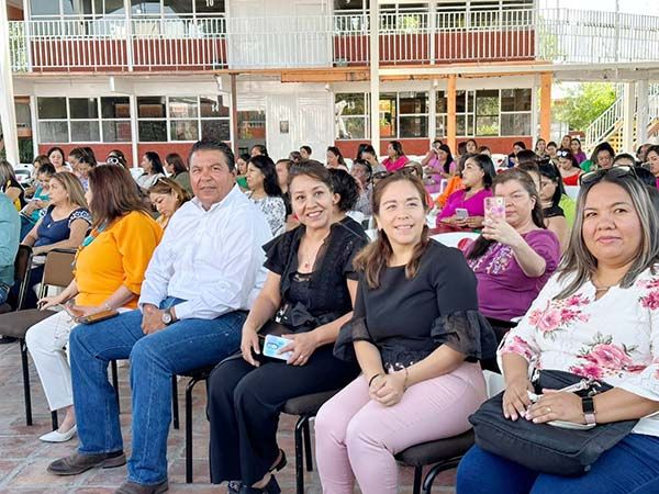 MADRES, EJE CENTRAL DE LA SOCIEDAD.- PIÑA