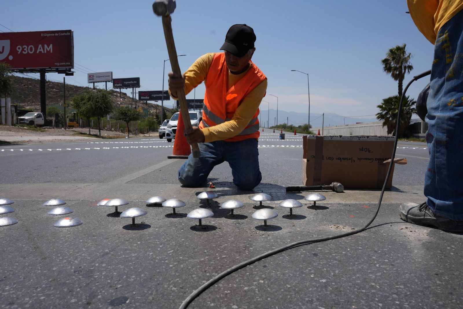 INSTALAN REDUCTORES VIALES EN EL BLVD. MIGUEL RAMOS ARIZPE