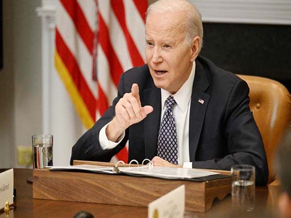 Pide Biden prohibir los rifles de asalto