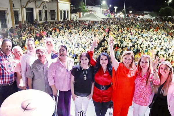 Festejan en grande a las reinas del hogar