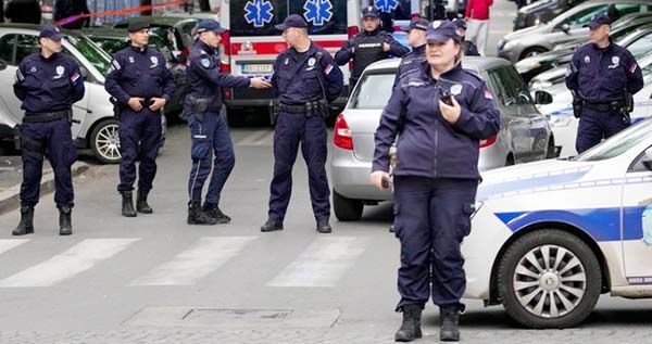 Adolescente mata a balazos a 8 menores