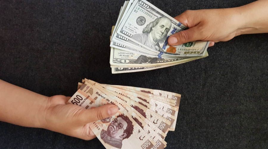 Dólar le ‘da la vuelta’ al peso en cierre de mayo: se cotiza en las 17.74 unidades