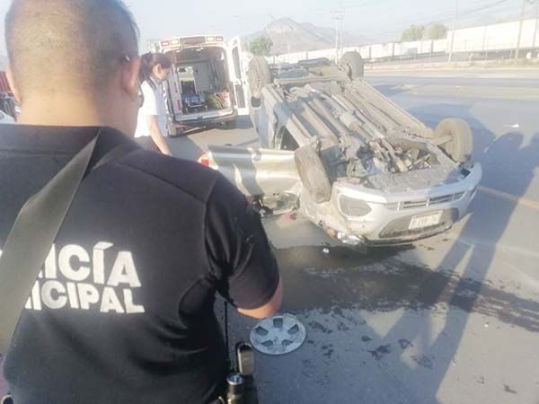 Atienden volcadura en el Miguel Ramos Arizpe