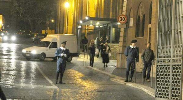 Irrumpe hombre en el Vaticano con su auto