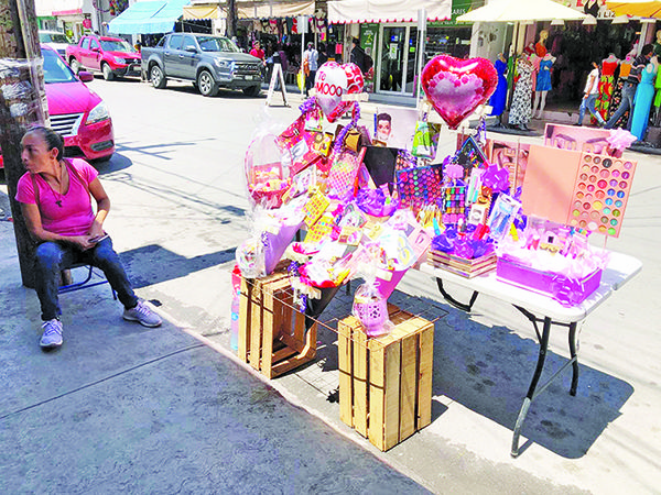 Celebran mamás su día trabajando