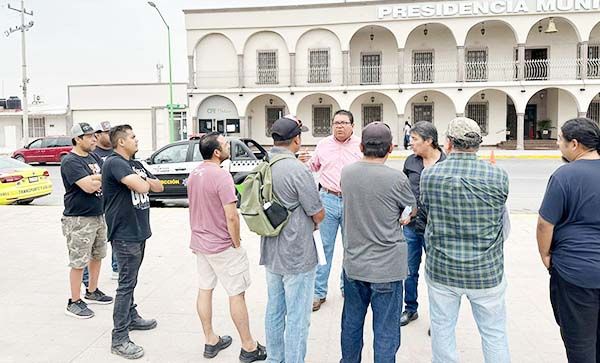 Entregan despensas a empleados de AHMSA