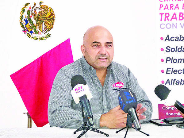 Dona CMIC material de construcción a obreros