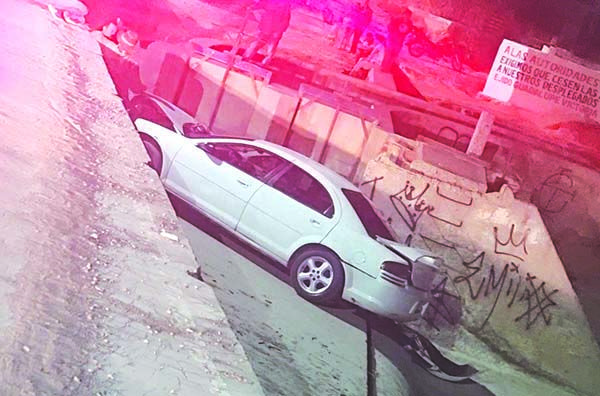 Cae auto al río; hay 4 heridos