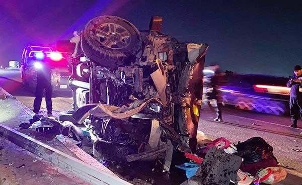 Dormita mujer y se impacta en camellón
