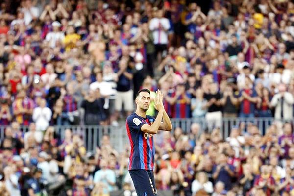 Barca golea, se despiden Alba y Busquets del Camp Nou