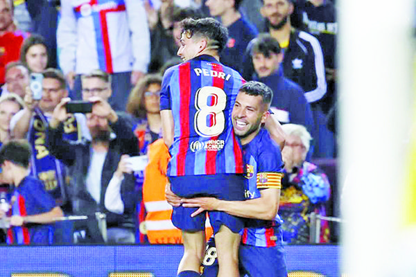 Gana Barcelona al Osasuna y se acerca más al título