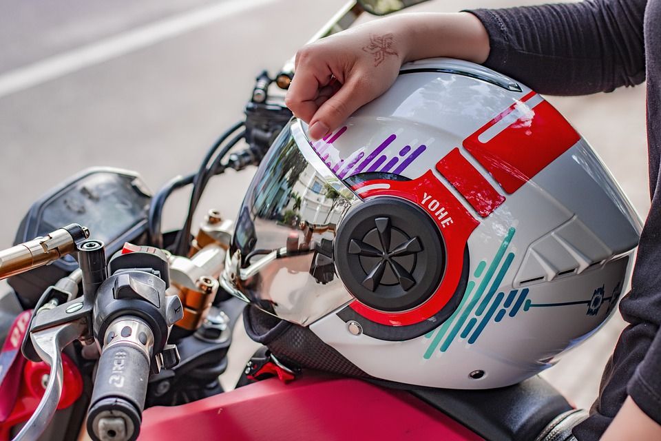 De cuánto es la multa por no usar casco al andar en moto