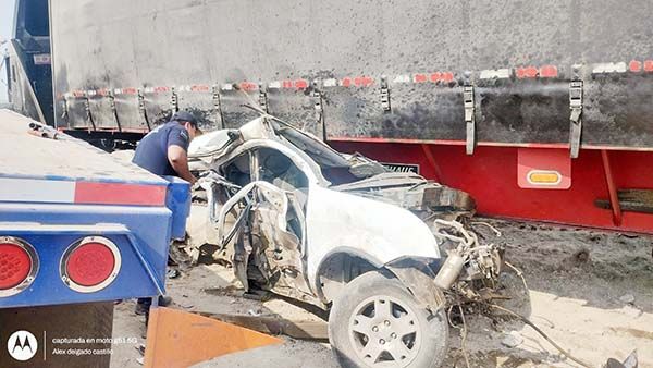 Aparatoso accidente arroja tres lesionados
