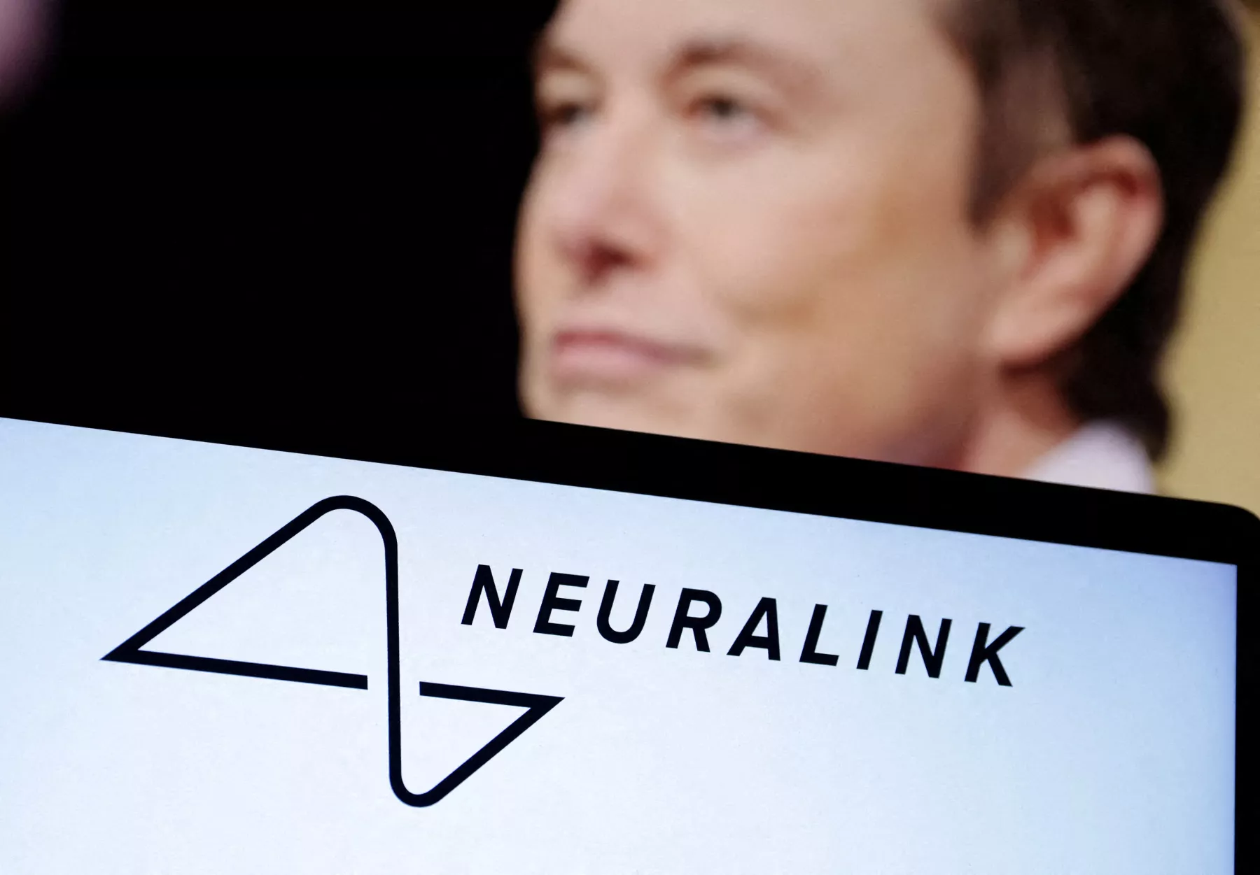 Neuralink de Elon Musk esa autorizada para experimentar con chips en humanos