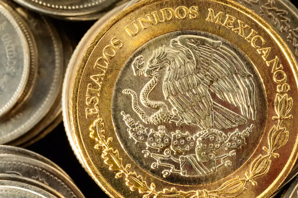 Peso ‘educa’ al dólar: arranca la semana con ganancias