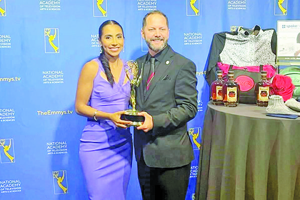 Gana Emmy video de NFL donde participó mexicana Diana Flores