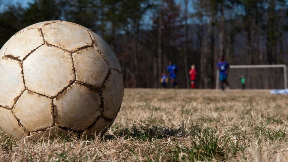 Joven es asesinado a balazos mientras jugaba futbol en Morelos