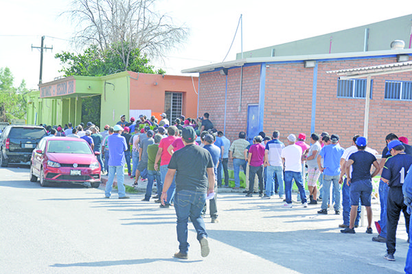 Reclaman obreros rebaje por desfalco