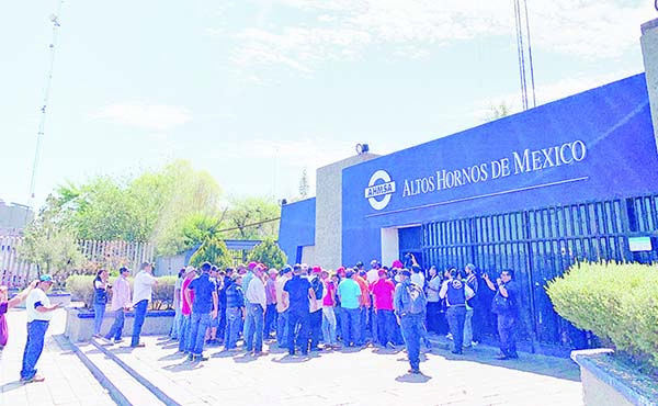 Protestan en AHMSA trabajadores de minas