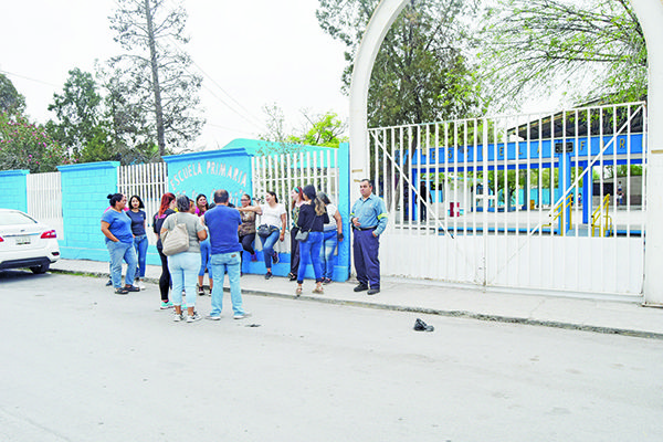Viajarán a Saltillo; piden salga directora de plantel