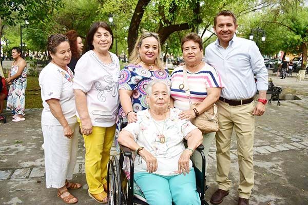 Ni la lluvia detuvo festejo de mamis