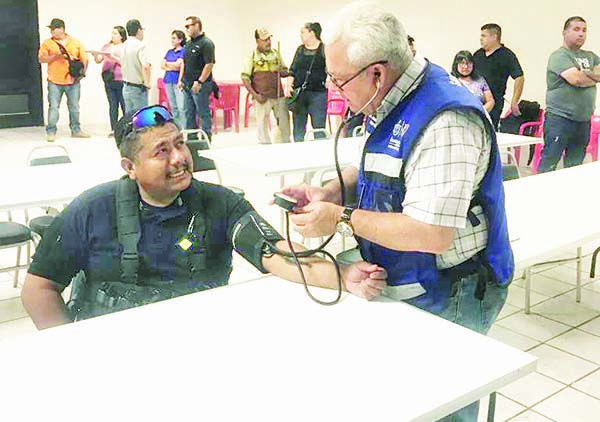 Aplican exámenes médicos a policías