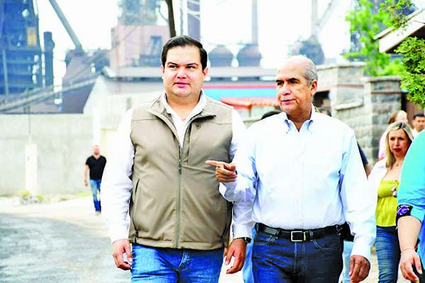 Autoridades supervisan obra de pavimentación
