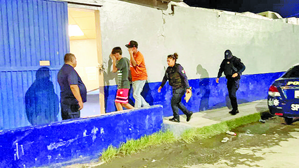 Detienen a menores por romper lámparas