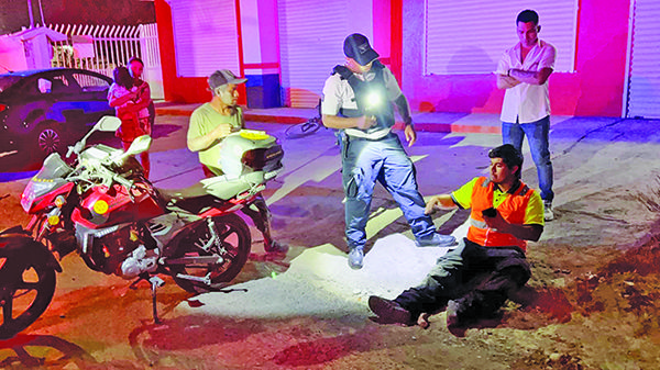Ebrio en bicicleta choca contra moto