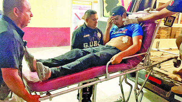 Ataca a navajazos a ex esposa y pareja
