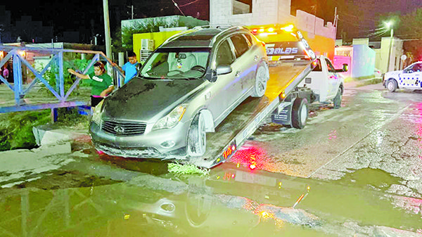 Tras impericia al volante causa cómico siniestro