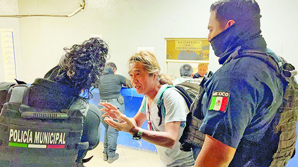 Alterado migrante nipón termina viaje tras celdas