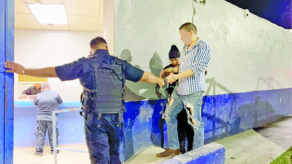 Ebrio reincidente enfrenta a policías