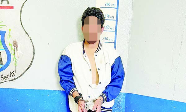 Capturan a joven dentro de escuela