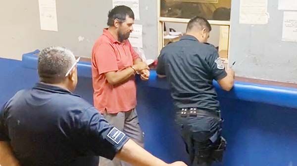 Peatón escandaloso perturba en El Pueblo