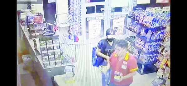 Se surte mujer de vino y cigarros sin pagar