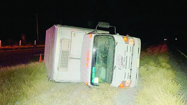 Dormita conductor y vuelca en la 57