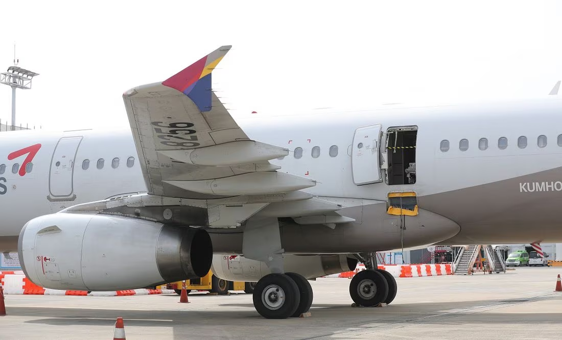 ¡Le urgía! Pasajero que abrió la puerta del avión en pleno vuelo responde por qué lo hizo