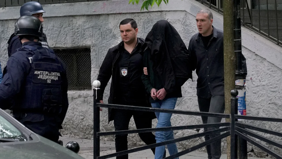 Ataque en escuela de Serbia deja 9 muertos, entre ellos 8 niños; hay un menor arrestado